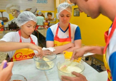 Garoto promove curso sobre a arte de fazer chocolate