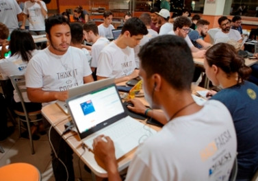 Hackathon universitário promove imersão de estudantes em maratona de programação