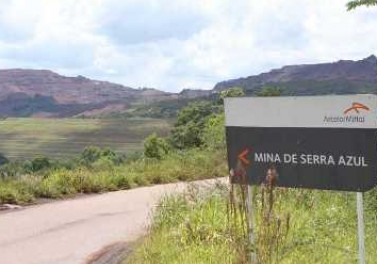 Moradores voltam às casas para retirar pertences e alimentar animais no distrito de Pinheiros, Itatiaiuçu-MG