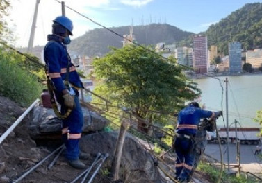 Obras de contenção de deslizamento de rochas em Atalaia