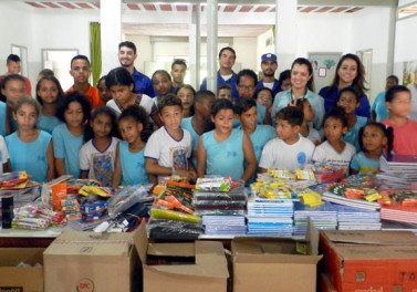 Colaboradores do EJA arrecadam material escolar para Crianças carentes