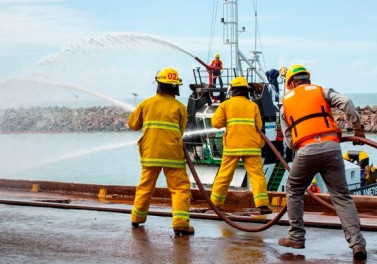 Samarco realiza simulado de emergência no Porto de Ubu