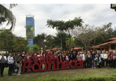 Idosos participam de sessão de cinema no Parque Botânico Vale