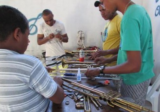 Fibria apoia II Mutirão de Reparo e Manutenção de Instrumentos Musicais em Caravelas
