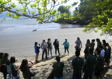 Projeto TAMAR Vitória promove ação pelo Dia Mundial de Limpeza de Praias