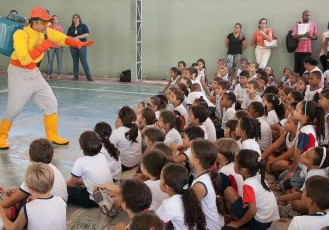 Presidente da Samarco recebe medalha mineira no Dia de Tiradentes