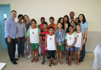 Projeto Ver é Viver entrega óculos de grau a alunos da rede pública