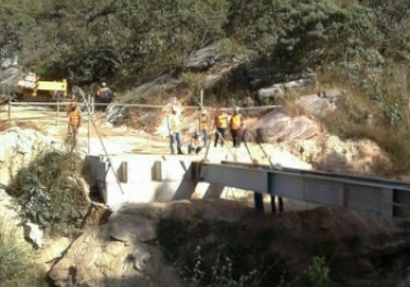 Estradas e pontes de comunidades atingidas recebem serviços de recuperação e reconstrução